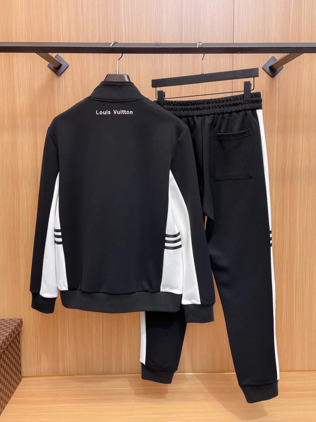 🅿️720 [LV Louis Vuitton] hot-selling suit is coming. Focus on the original version of the official website. 2025 new hot-selling cardigan and sweatshirt suit. The original order is the best. 🇭🇰The meticulous work of top designers. It has a fitting and perfect upper body effect. All-natural high-quality Tencel Roman cotton 100%, close-fitting comfort, noble and elegant! Original hardware embodies elegance and nobility! Counter size: M-3XL (maximum wear up to 190 pounds)